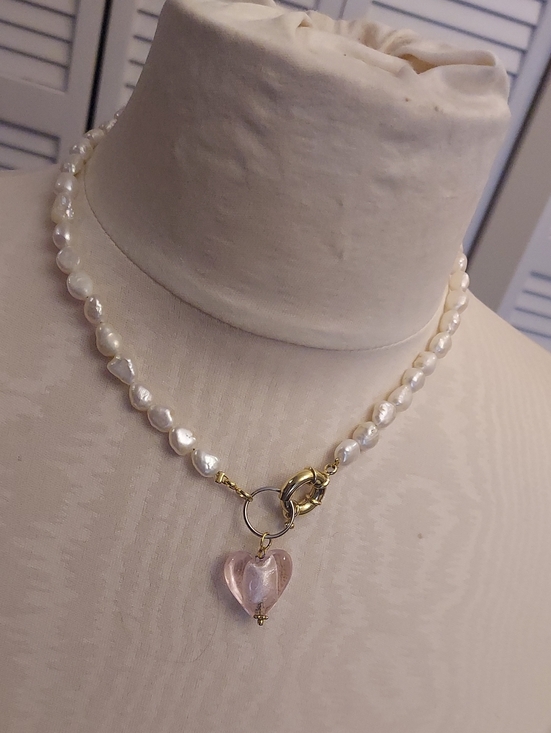 Jewelry - Pearl and Pink Necklace With Gold Feminine